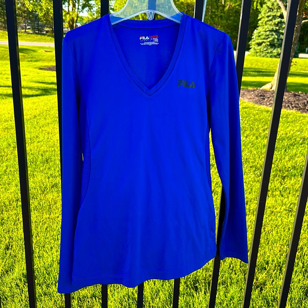 Fila sports V-neck shirt blue small women’s